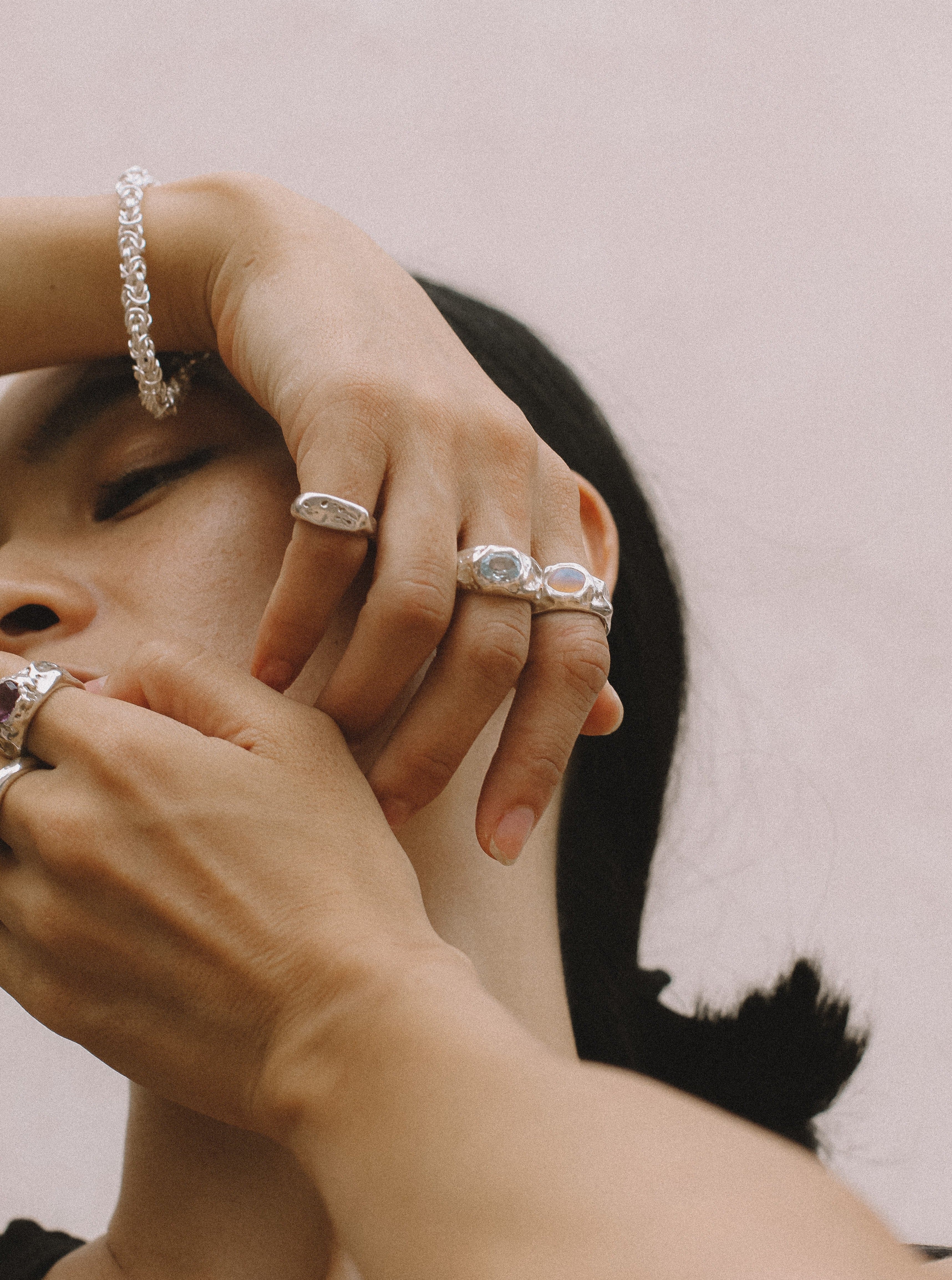 חנות תכשיטים טבעות עגילים שרשראות תכשיטי זהב תכשיטי כסף תליונים פנינים תכשיטים בהתאמה אישית שמאות תכשיטים חרוזים אבני חן תכשיטים עתיקים jewelry online shopping israeli jewelry jewellery handcrafted silver jewelry